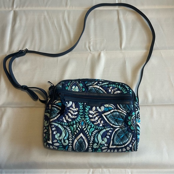 Vera Bradley Quilted/Vinyl Crossbody Bag Purse Blue Island Floral Printed - Picture 1 of 8